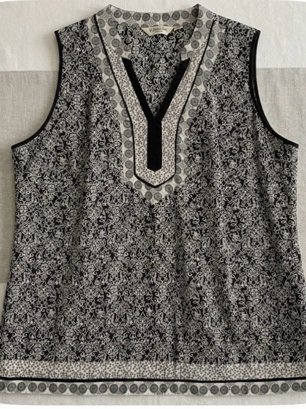 ST. JOHN’s BAY V-Neck Pullover Top, Women’s Size 3X, Black White